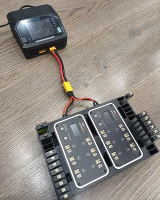 Два WhoopStor 3 в корпусе с 3D-печати, питание от M6DAC через разветвитель XT60