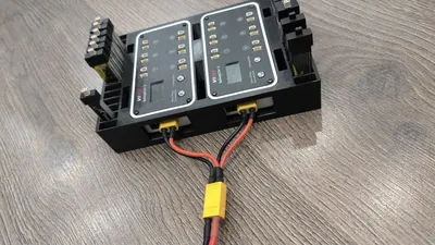 Корпус сзади: оба WhoopStor подключены к одному разветвителю XT60