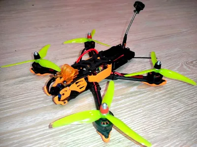 FPV-дрон с оранжевым печатным обвесом